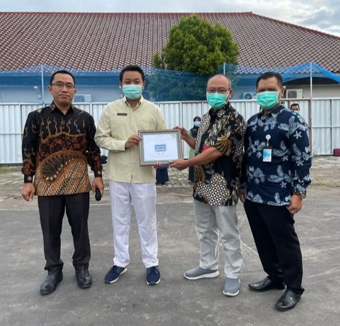 Direktur RSUD dr. Soedjono Selong Berikan Apresiasi Kepada Karyawan Berprestasi