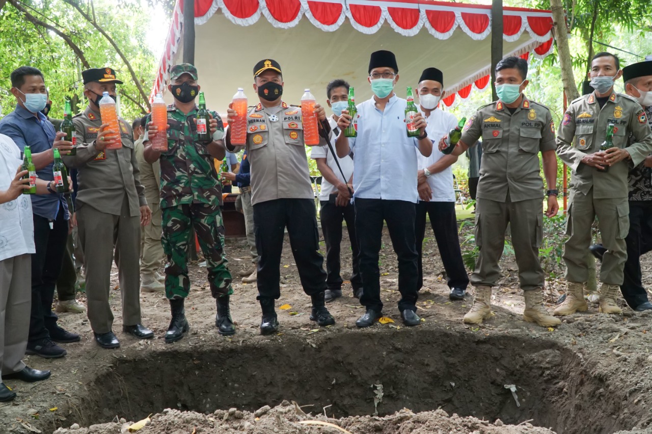 Jelang Ramadhan, Pemkab Lotim Musnahkan Ribuan Liter Miras