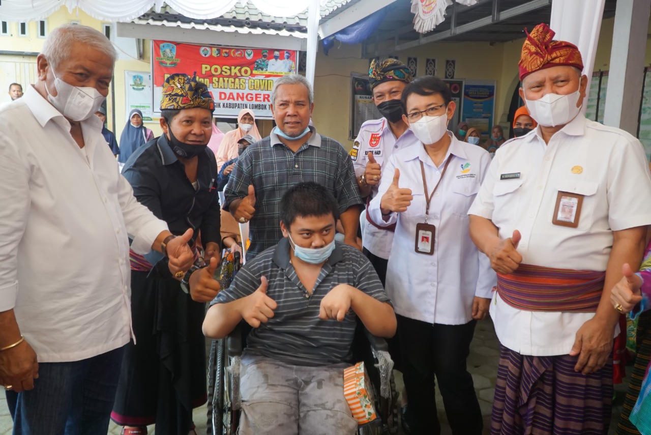 Anggota DPRRI dan Bupati Serahkan Bantuan Sosial