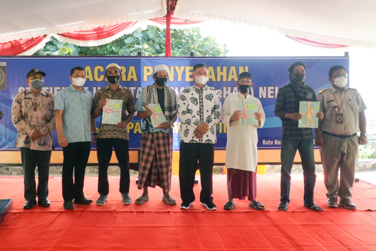 Bupati Serahkan Sertifikat Hak atas Tanah Nelayan Batu Nampar