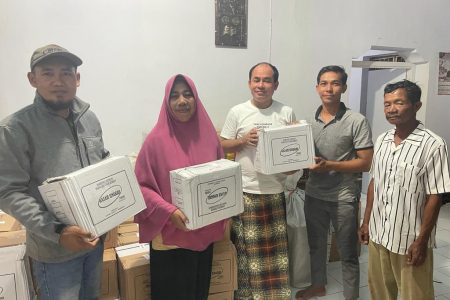 Jelang Lebaran, Ketua DPRD Sumbawa Bagikan 2500 Paket