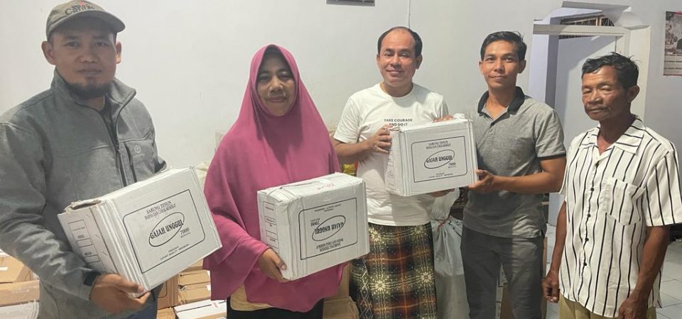 Jelang Lebaran, Ketua DPRD Sumbawa Bagikan 2500 Paket