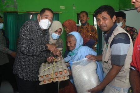 Pemda KLU Serahkan Sembako Untuk Lansia di Kecamatan Kayangan