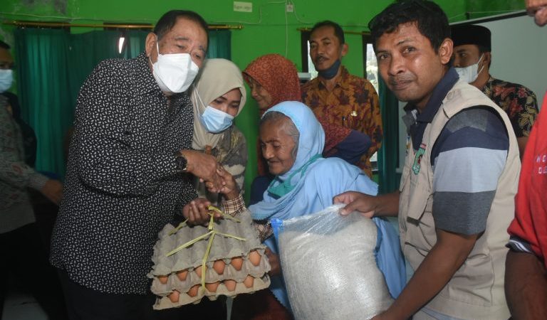 Pemda KLU Serahkan Sembako Untuk Lansia di Kecamatan Kayangan