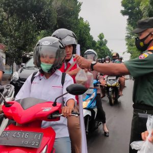 Dandim Lotim : Berbagi Takjil Wujud Kepedulian Sosial