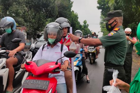 Dandim Lotim : Berbagi Takjil Wujud Kepedulian Sosial
