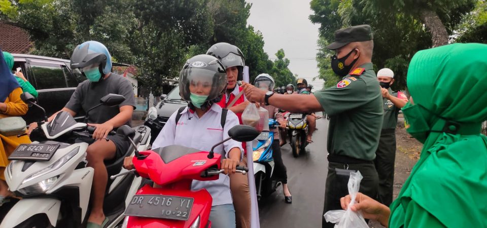 Dandim Lotim : Berbagi Takjil Wujud Kepedulian Sosial