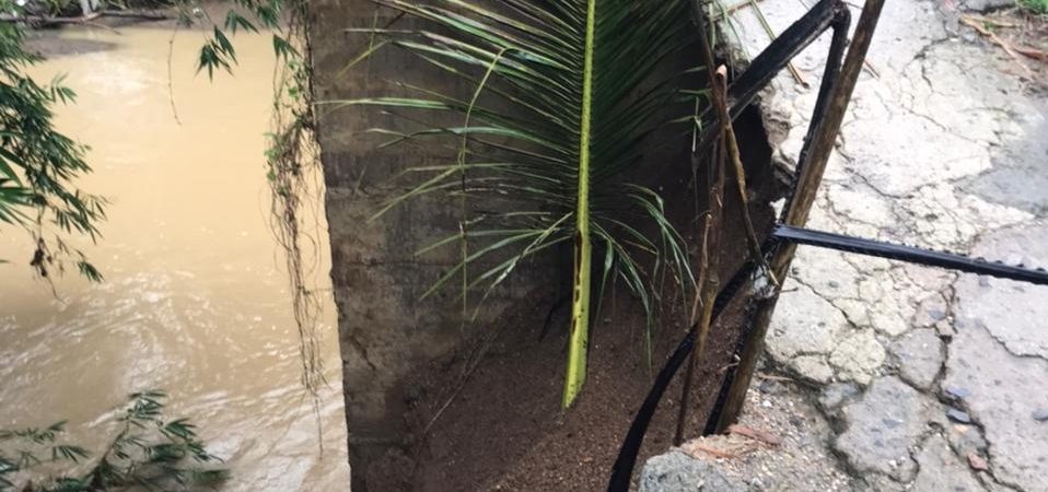 Tanggul Jembatan Penghubung Jebol, Warga Minta Ditangani Pemda