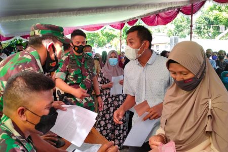 Kodim 1615/Lotim Salurkan BTPKLWN Bagi Warga