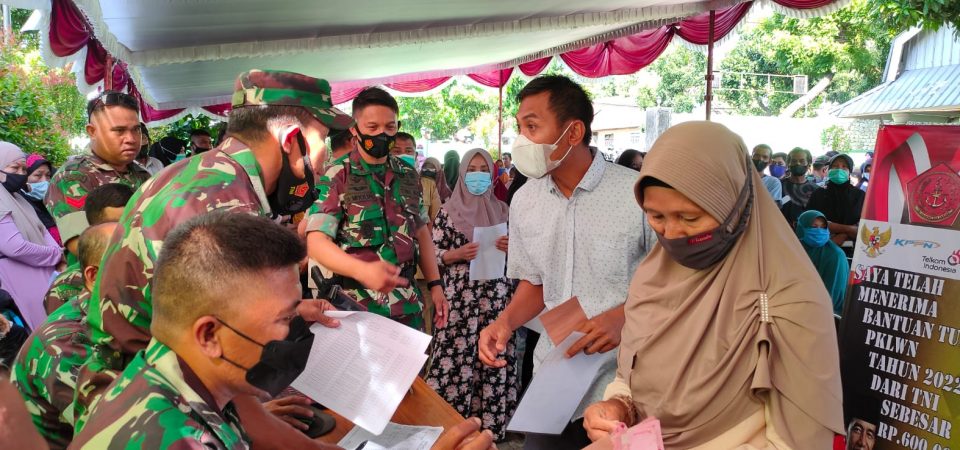 Kodim 1615/Lotim Salurkan BTPKLWN Bagi Warga