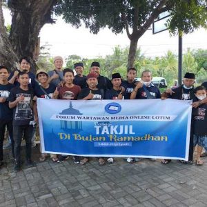 Tetap Kompak, FWMO Lotim Turun Jalan Bagi-Bagi Takjil