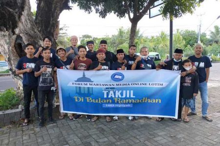 Tetap Kompak, FWMO Lotim Turun Jalan Bagi-Bagi Takjil