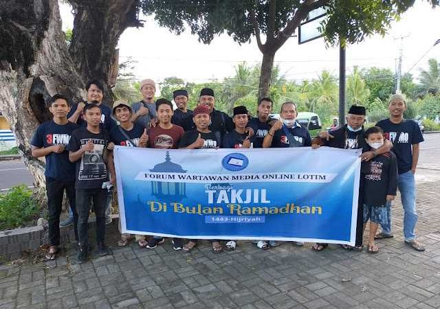 Tetap Kompak, FWMO Lotim Turun Jalan Bagi-Bagi Takjil