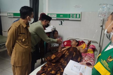 Bupati Jenguk Pasien RSUD, Beri Semangat dan Bingkisan Buka Puasa