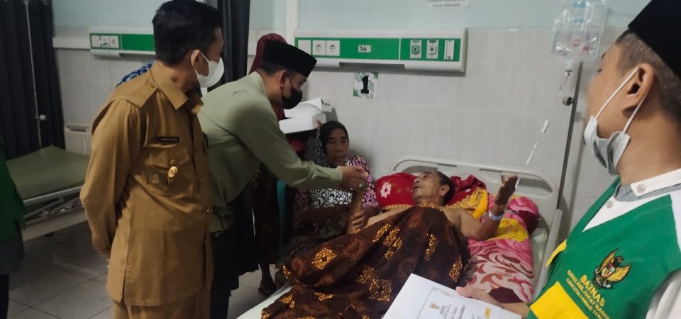 Bupati Jenguk Pasien RSUD, Beri Semangat dan Bingkisan Buka Puasa