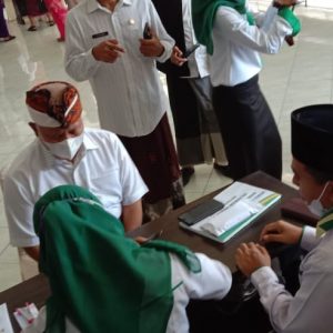 Bupati dan ASN Serahkan Zakat Melalui Baznas