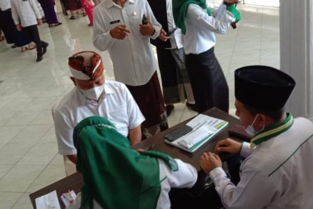 Bupati dan ASN Serahkan Zakat Melalui Baznas