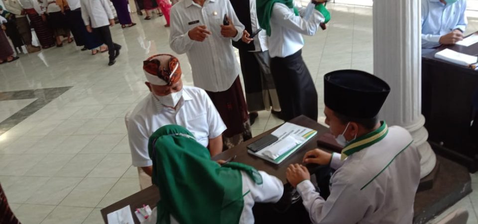 Bupati dan ASN Serahkan Zakat Melalui Baznas