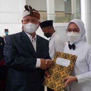 Bupati Lotim Serahkan SK CPNS dan PPPK