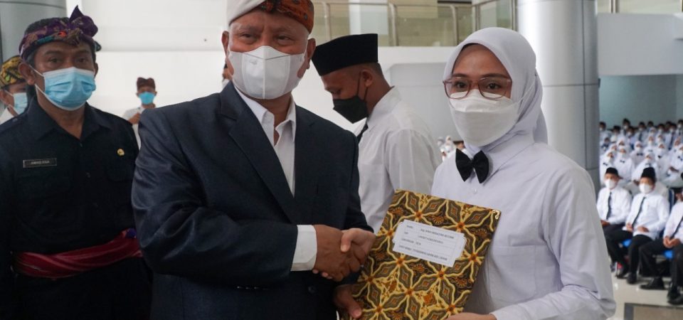 Bupati Lotim Serahkan SK CPNS dan PPPK