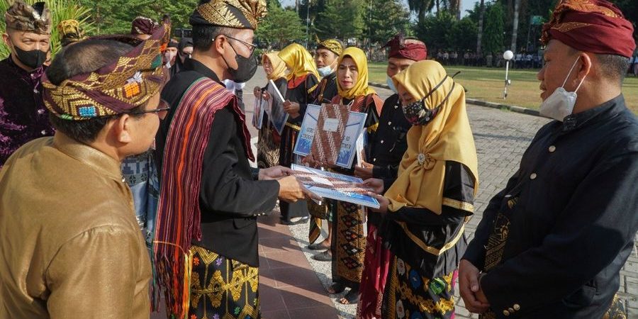 Apel Hardiknas di Lotim Diwarnai Pemberian Piagam dan Hadiah Umroh Gratis