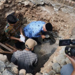Letakan Batu Pertama Pembangunan Masjid, Bupati Minta Warga Rajin Berinfaq