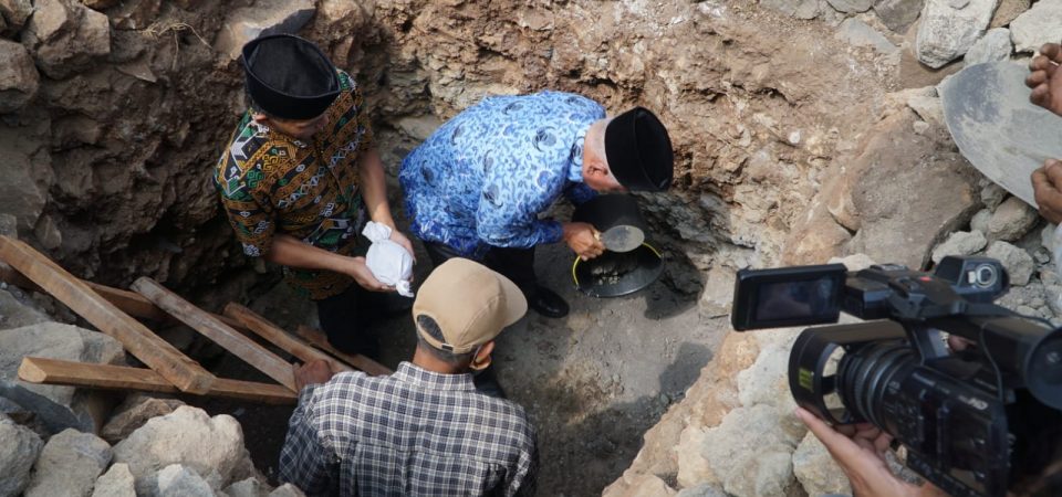 Letakan Batu Pertama Pembangunan Masjid, Bupati Minta Warga Rajin Berinfaq