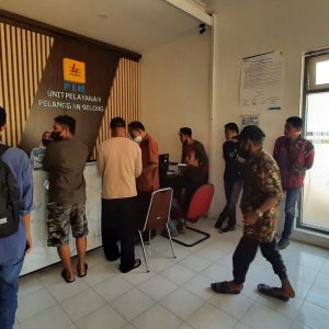 Protes Pengalihan Daya Otomatis 450 VA ke 1300 VA, Warga Datangi Kantor PLN