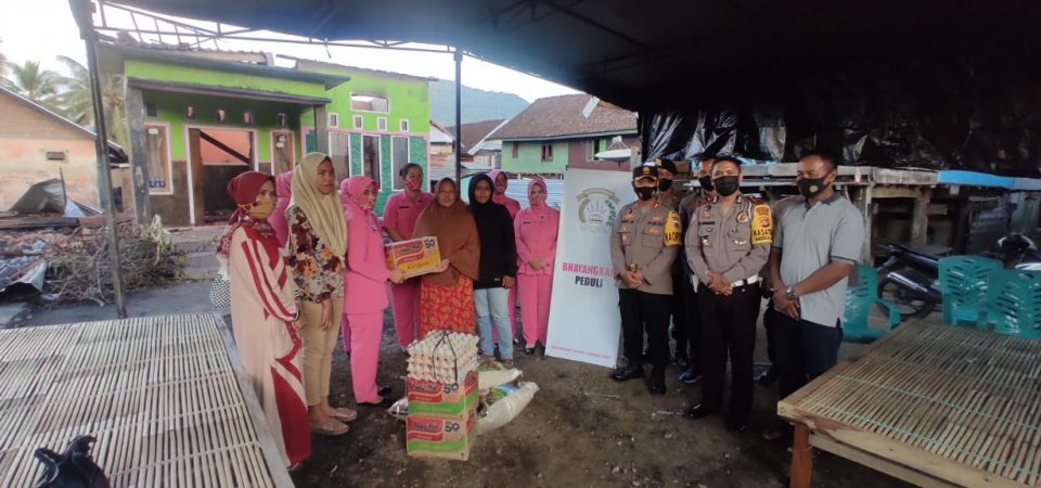 Kapolres KSB dan Ketua Bhayangkari KSB Berikan Bantuan Sembako Kepada Korban Kebakaran