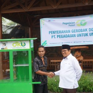 Wakil Bupati Rumaksi, Serahkan Gerobak Dorong untuk UMKM