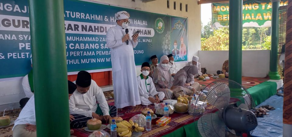 Ketua Umum PBNW Letakkan Batu Pertama Pembangunan Gedung MTs NW Montong Tangi