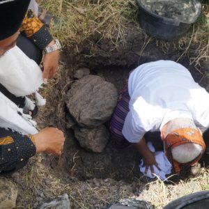 Bupati  Sukiman Letakkan Batu Pertama Pembangunan MI NW Penalet Desa Wakan