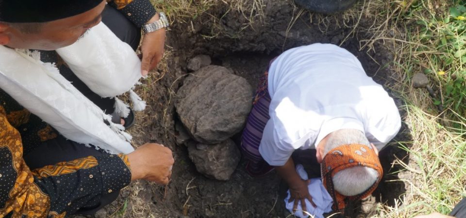 Bupati  Sukiman Letakkan Batu Pertama Pembangunan MI NW Penalet Desa Wakan