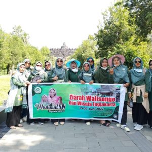 Dalami Sejarah Penyebar Islam, Pimpus Muslimat NW Tour Ziarah Makam Wali