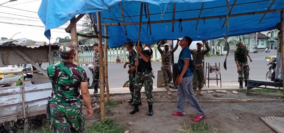 Libatkan Personel Koramil Selong, Satpol PP Tertibkan Lapak Kaget