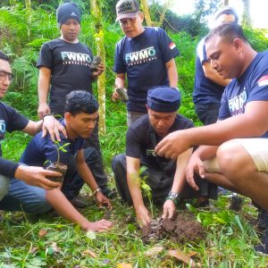 Peduli Lingkungan, FWMO Lotim Tanam Pohon Gaharu di Joben