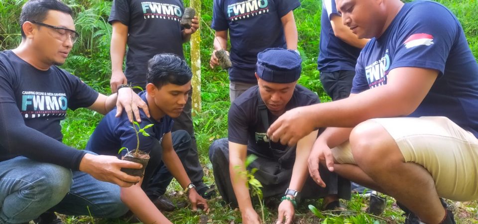 Peduli Lingkungan, FWMO Lotim Tanam Pohon Gaharu di Joben