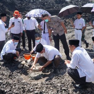 Bupati Sukiman Letakan Batu Pertama Masjid MAN IC Lotim