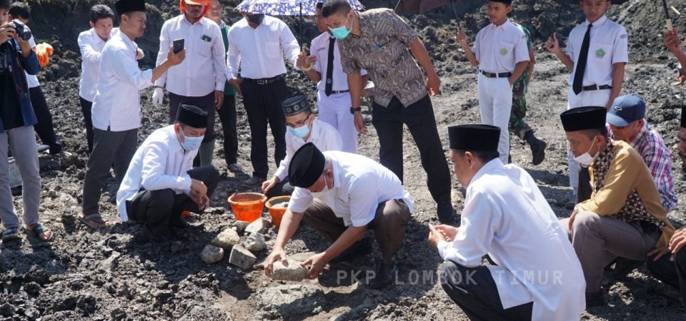 Bupati Sukiman Letakan Batu Pertama Masjid MAN IC Lotim