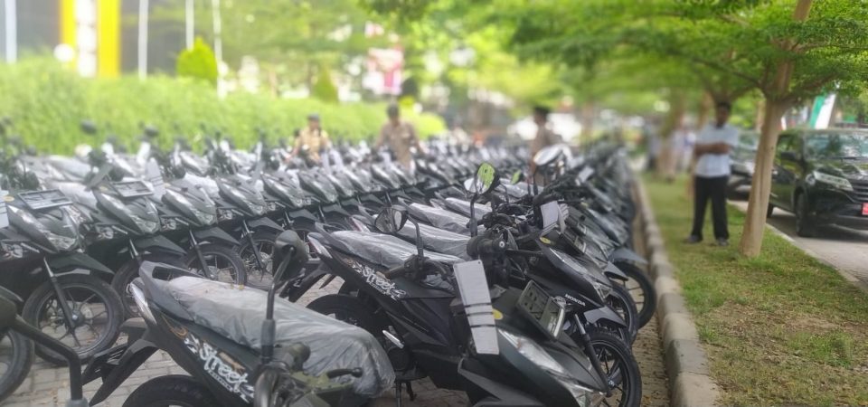 Bupati Sukiman Serahkan 239 Motor Pekasih