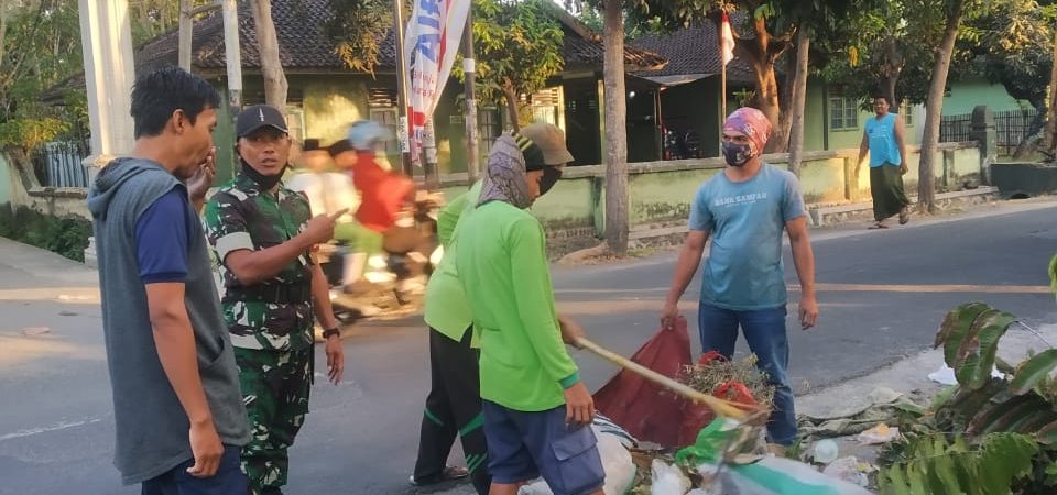 Koramil 1615-01/Selong Bantu Dinas LH Ciptakan Selong Bebas Sampah