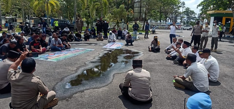 Koalisi LSM Lobar Gedor Kantor Bupati, Tuntut  Kepala Perkim Dicopot