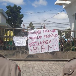 Protes Kenaikan Harga BBM, Himmah NW Geruduk Kantor DPRD Lombok Timur
