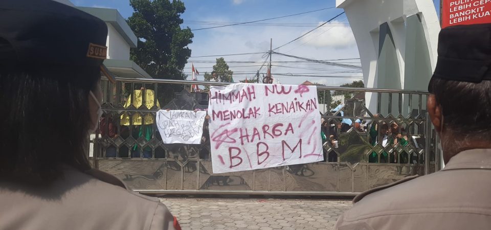 Protes Kenaikan Harga BBM, Himmah NW Geruduk Kantor DPRD Lombok Timur