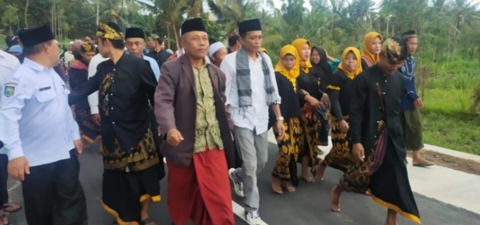 Dulang Saji Sambut Bupati Resmikan Jalan Maik – Meres