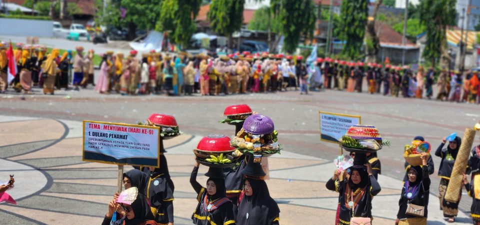 Pimpus Muslimat NW Gelar Karnaval Budaya Sambut Hari Pahlawan