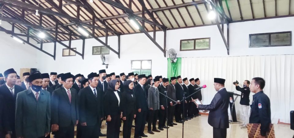 KPU Lotim Resmi Melantik 105 PPK, Ini Pesan Ketua KPU Lotim