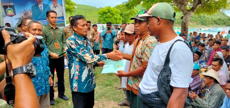 Bupati Lombok Tengah Bagikan Sertifikat Tanah Ke Ratusan Nelayan