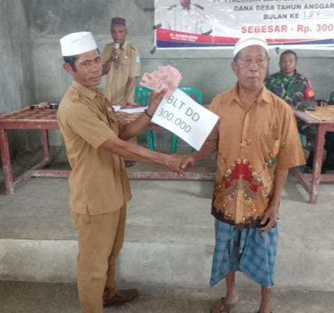 Kades Tanju Salurkan BLT-DD Kepada 24 KPM