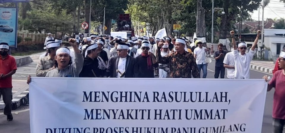 Ribuan Massa Gedor Polda NTB, Desak Tangkap dan Hukum Panji Gumilang